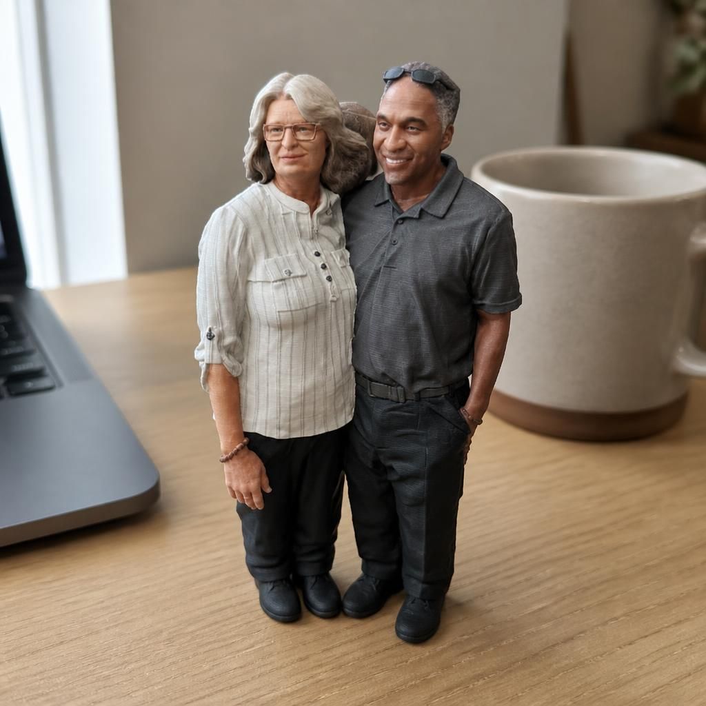 Lynn and Leslie as a real 3D print on a desk